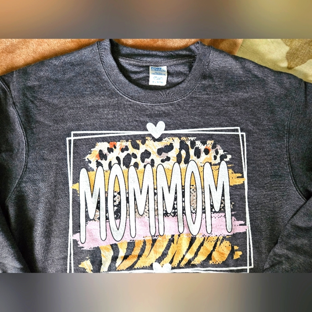 NEW Sweatshirt Mommom